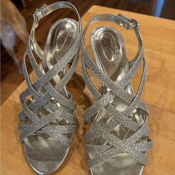 Never worn size 9.5 silver Alfani Step N Sandals (no box) - Picture 1 of 3